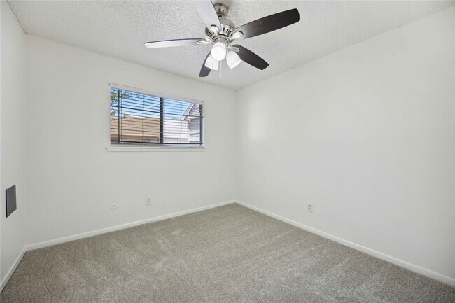 Building Photo - 13895 Hollowgreen Dr