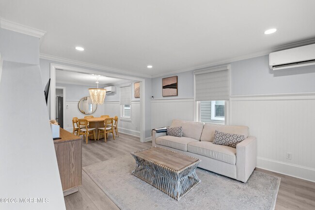 Building Photo - 11 Center St