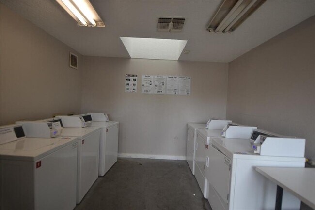 Building Photo - 935 La Posada Dr