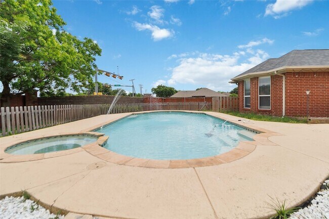 Building Photo - 2502 Chapel Hill Dr