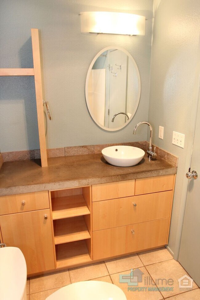 Building Photo - Condo Near OHSU with Huge Deck, Stunning Views and Parking