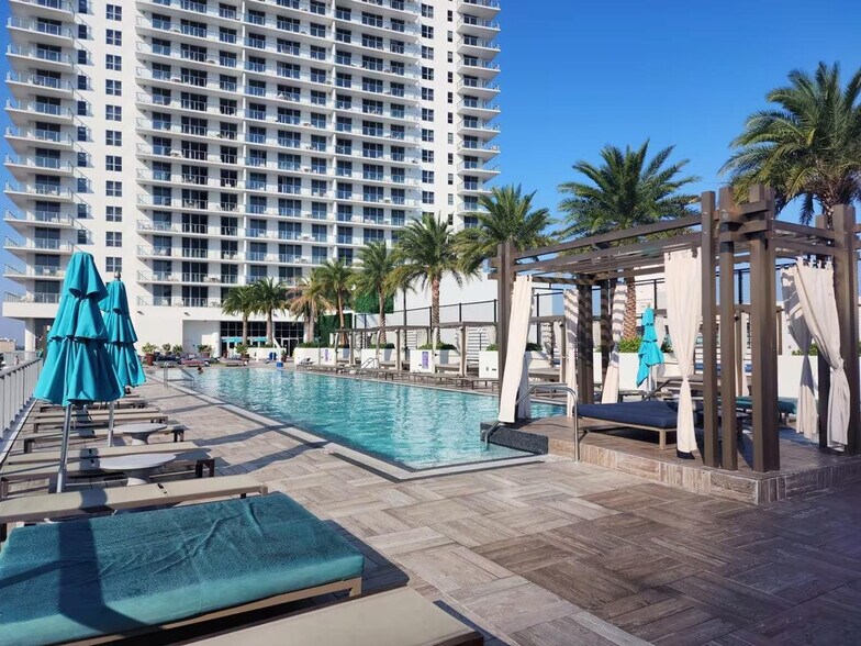 Building Photo - 2721 Hallandale Beach Blvd
