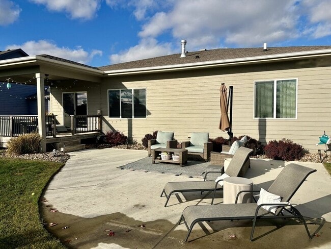 Building Photo - 580 NE Bowman Dr