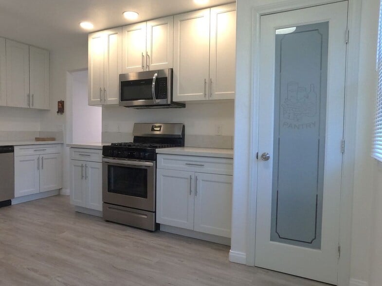 Building Photo - 906 S Gilbert St