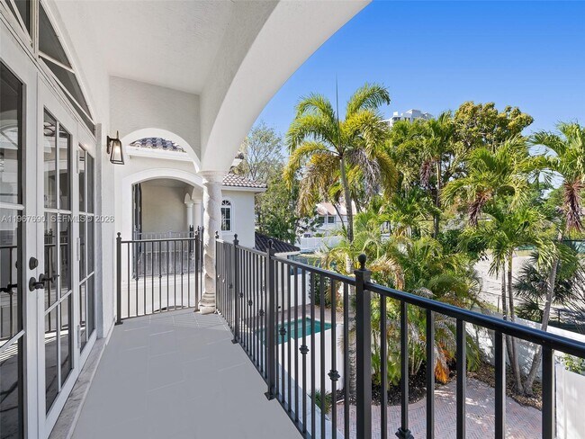 Building Photo - 827 SE 2nd Ct