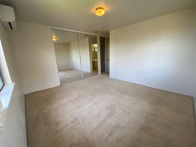 Building Photo - 3 bed, 2.5 bath, 2 car garage-single famil...