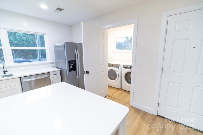 Building Photo - 3501 Eastway Dr