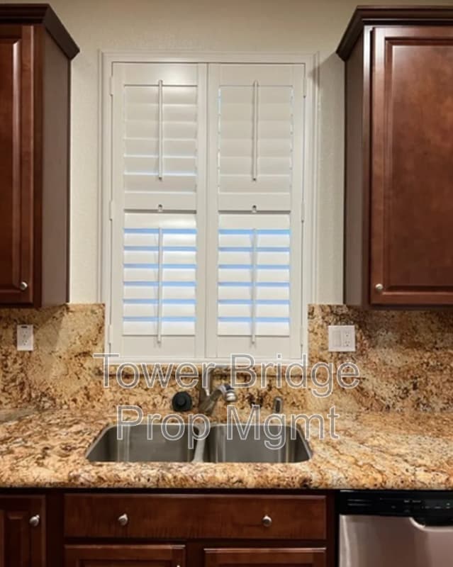 Building Photo - 3057 Village Park Dr