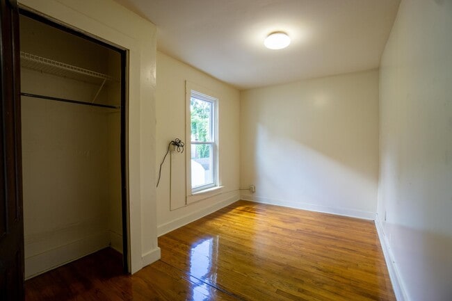 Building Photo - AVAILABLE 8/1/26 - Bright, Beautiful Flat ...