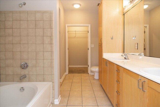 Building Photo - 2bd/2Ba Midtown Condo Perfect for Roommates w/ Pool and Gym!