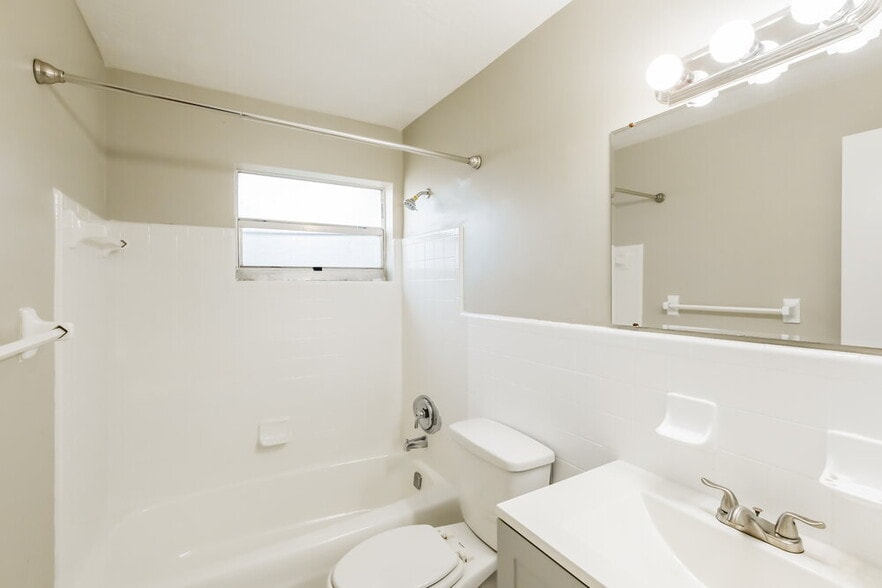 Building Photo - 6885 NW 27th Ct
