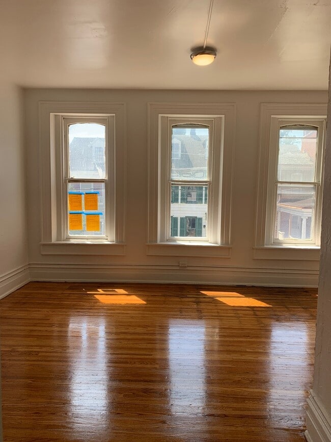 Building Photo - 3 Bedroom in Downtown York City, See Video...