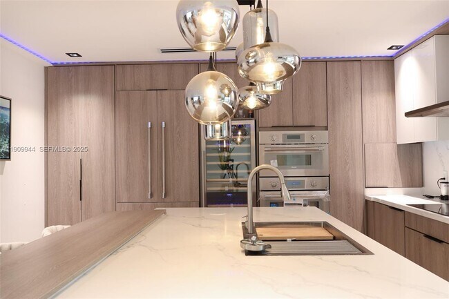 Building Photo - 2537 SE 10th Ct