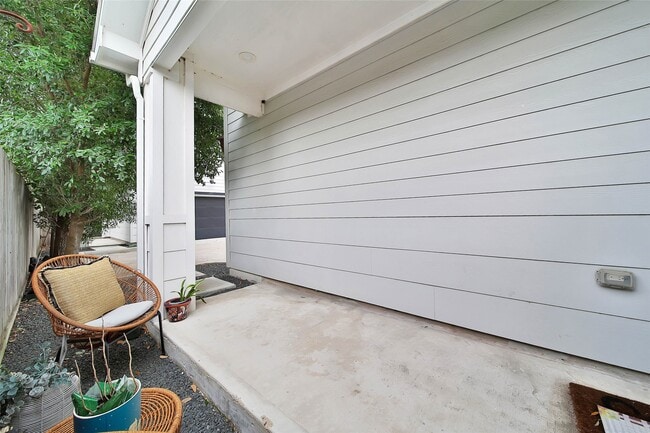 Building Photo - 814 Thornton Rd