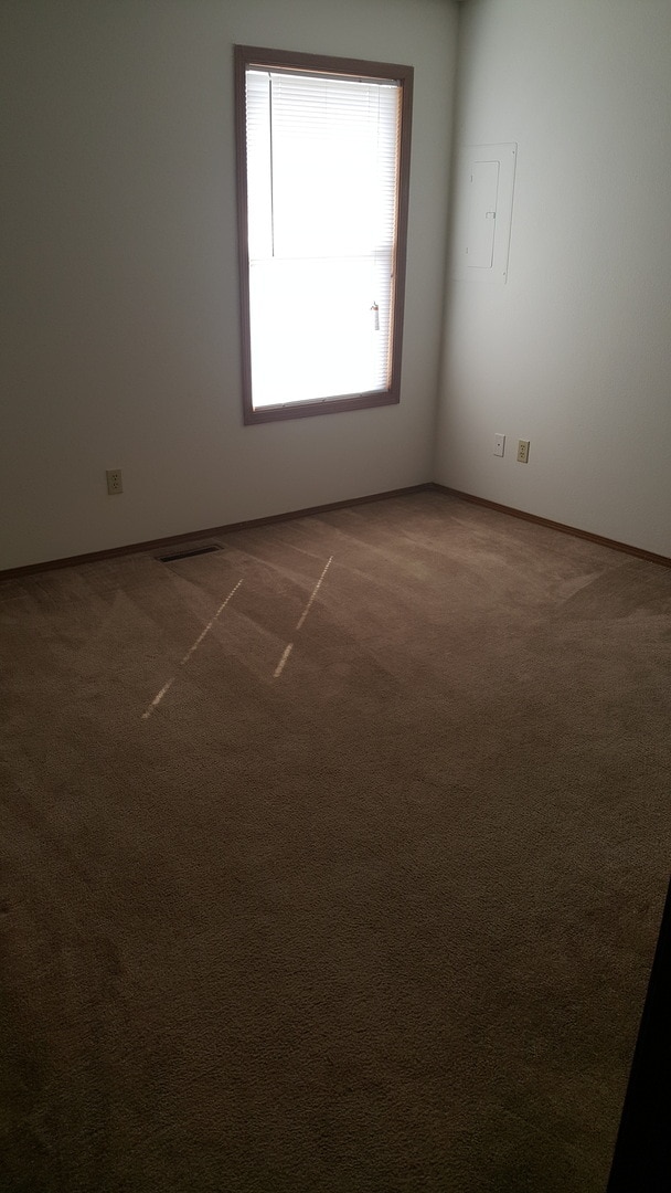 Building Photo - 2 bed 1 bath duplex w/ 1 car garage! Lawn ...