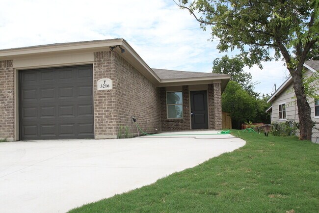 Building Photo - Move In Ready | 3BR/2BA West Fort Worth Home Near I-30, Camp Bowie & Lockheed Martin — Pets Welcome