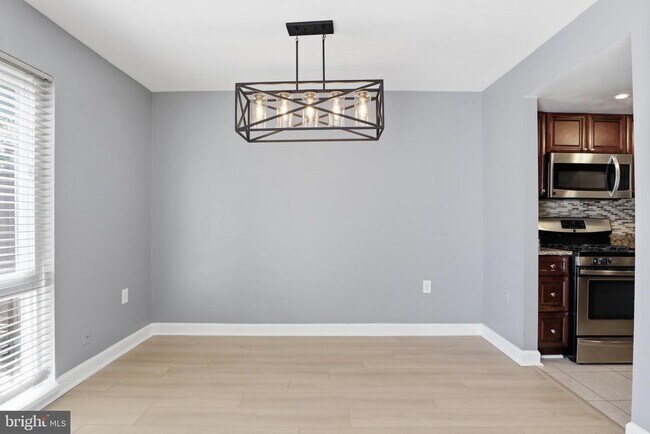 Building Photo - 264 N Stevenson Sq
