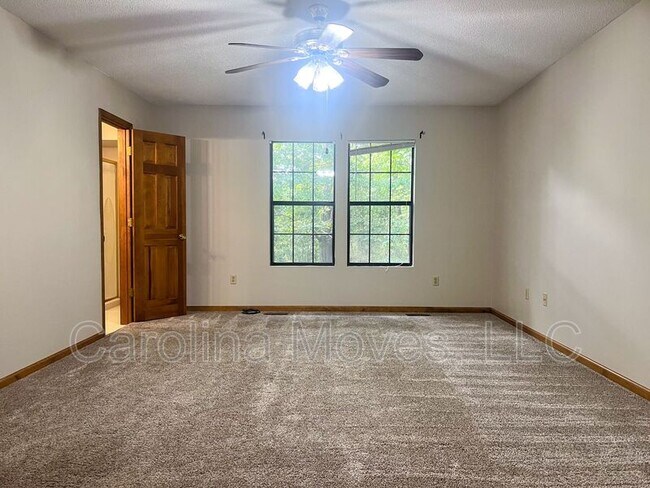 Building Photo - 214 Brookside Dr