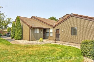 Building Photo - 2 Bed, 2 Bath Townhouse in Felida/Salmon C...