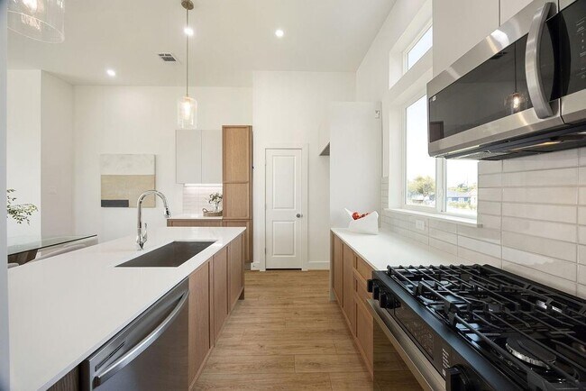 Building Photo - 2121b Hoskins Dr