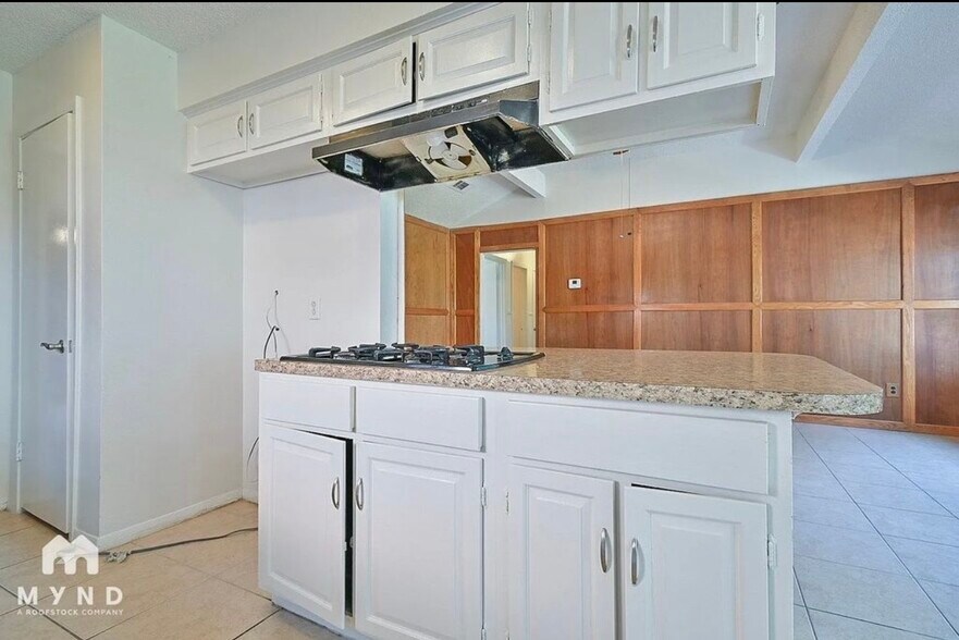 Kitchen - 712 Meadowglen Dr