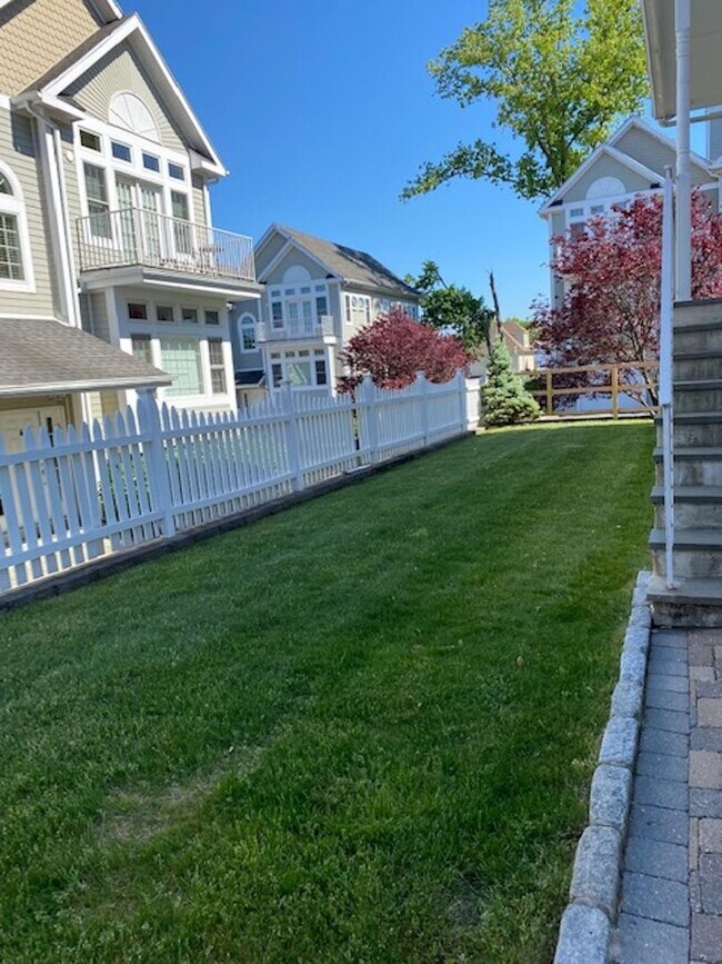 Building Photo - Three Bedroom 3.5 baths Townhouse for Rent...