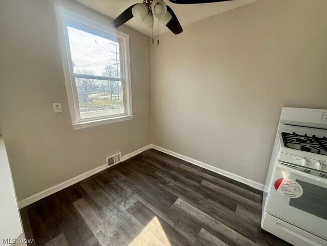 Building Photo - 2027 Warrensville Center Rd