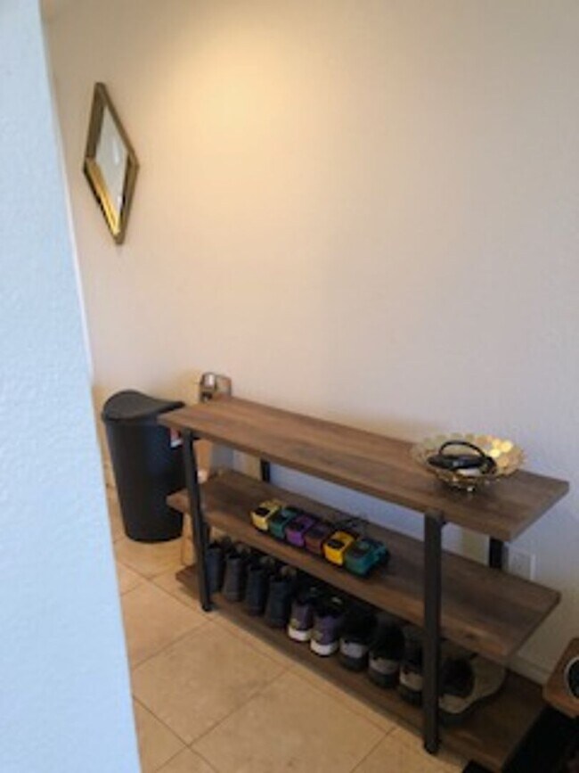 Building Photo - Meridian Unique 1 Bd / 1 Ba  Furnished Luxury Condo.