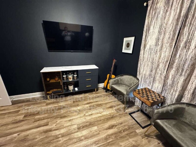 Building Photo - 200 Tennyson Dr