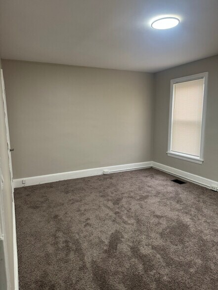 Building Photo - 905 N Spruce St