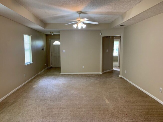 Building Photo - 3BD/2B located in Valdosta city limits.
