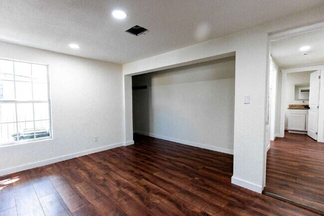 Building Photo - 146 Leroux St