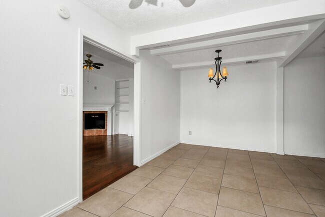 Building Photo - 10131 Kent Towne Ln