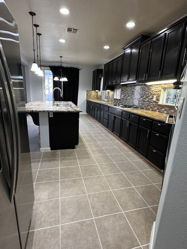 Primary Photo - Spacious 4 bedroom near shopping and schools!