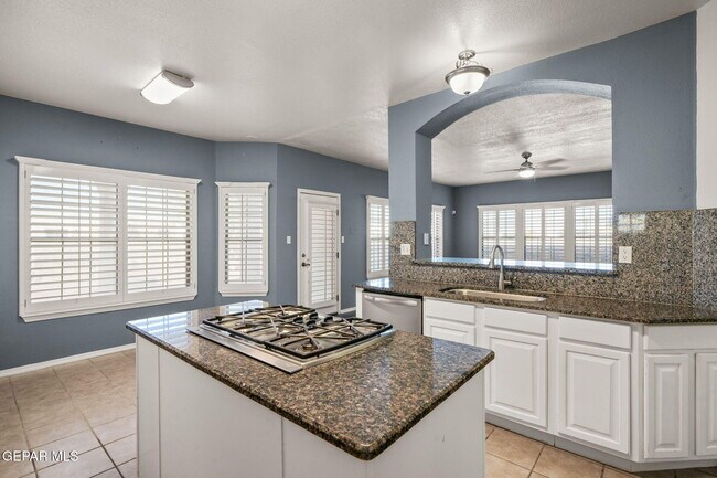 Building Photo - 695 Paseo del Mar Dr