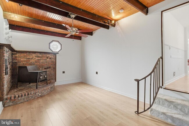 Building Photo - 218 Holly Ave