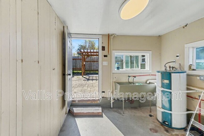 Building Photo - 2350 Cottage St SE