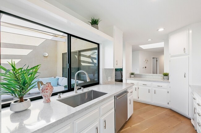 Building Photo - 6502 Dume Dr