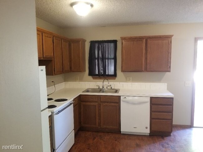 Building Photo - 2 br, 1.5 bath Townhome - 323 N. Madison