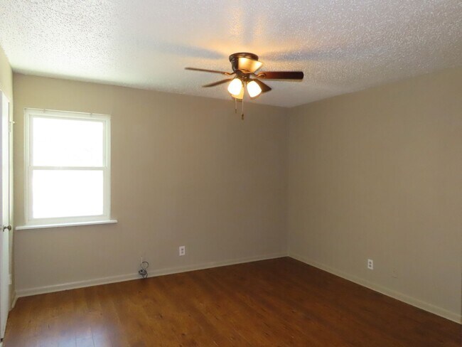 Building Photo - Quaint 2 Bedroom 1.5 Bath in a Country Set...