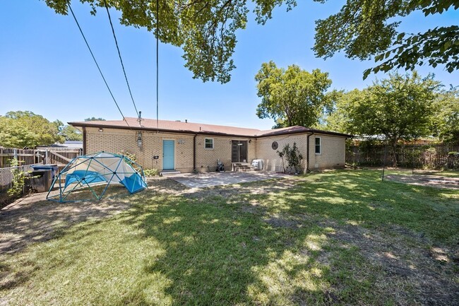 Building Photo - 404 E Alexander Ln