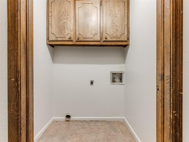 Building Photo - 822 Russell Cir