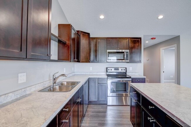 Building Photo - 3 Bedroom Town Home, Association Maintaine...