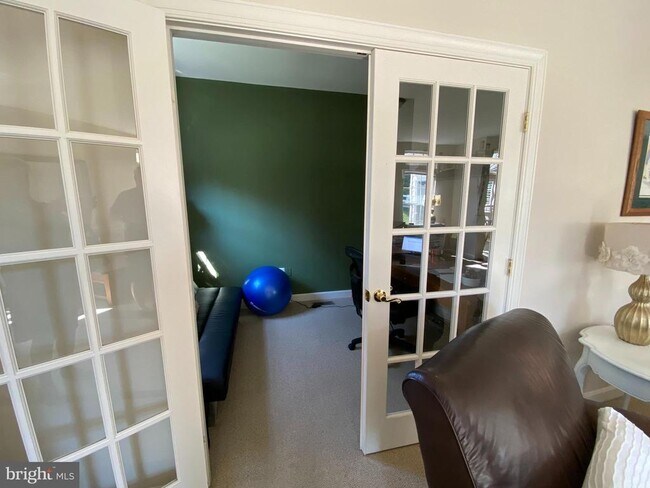 Building Photo - 6 Hollow Creek Cir