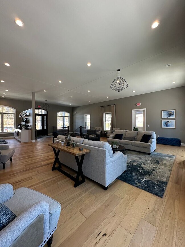 Building Photo - 1121-MF4-E