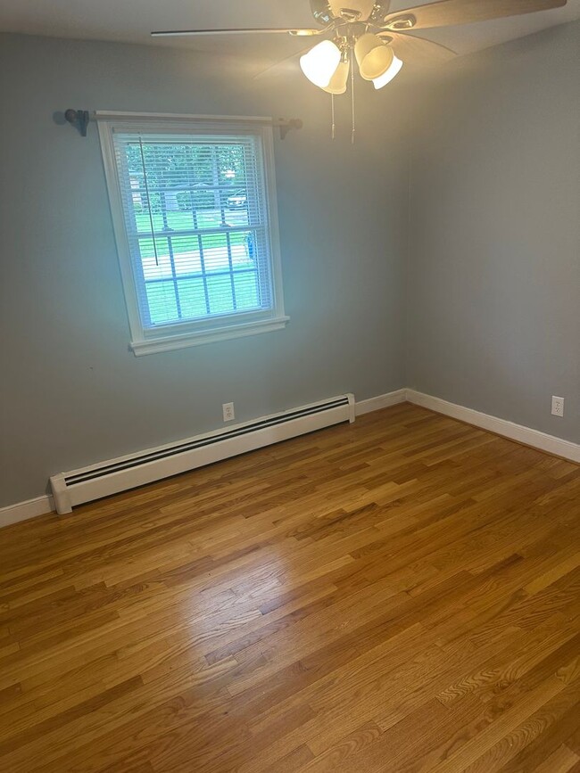 Building Photo - 3 Bed/3 Bath