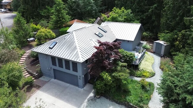 Building Photo - Lovely Clinton Home with Great Light and Pet Friendly!