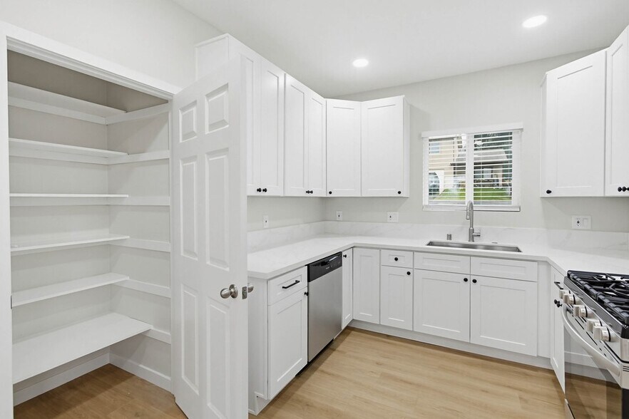 Building Photo - 8120 Melrose Ln