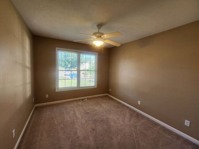 Building Photo - 3 Bedroom On Cul-de-sac, East Side Location