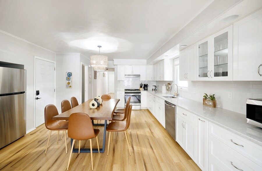 Building Photo - 36 E 47th St